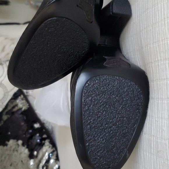 BornThese are great looking slip on mules shoes NWT Hostess Pick ❤️ - Picture 6 of 9